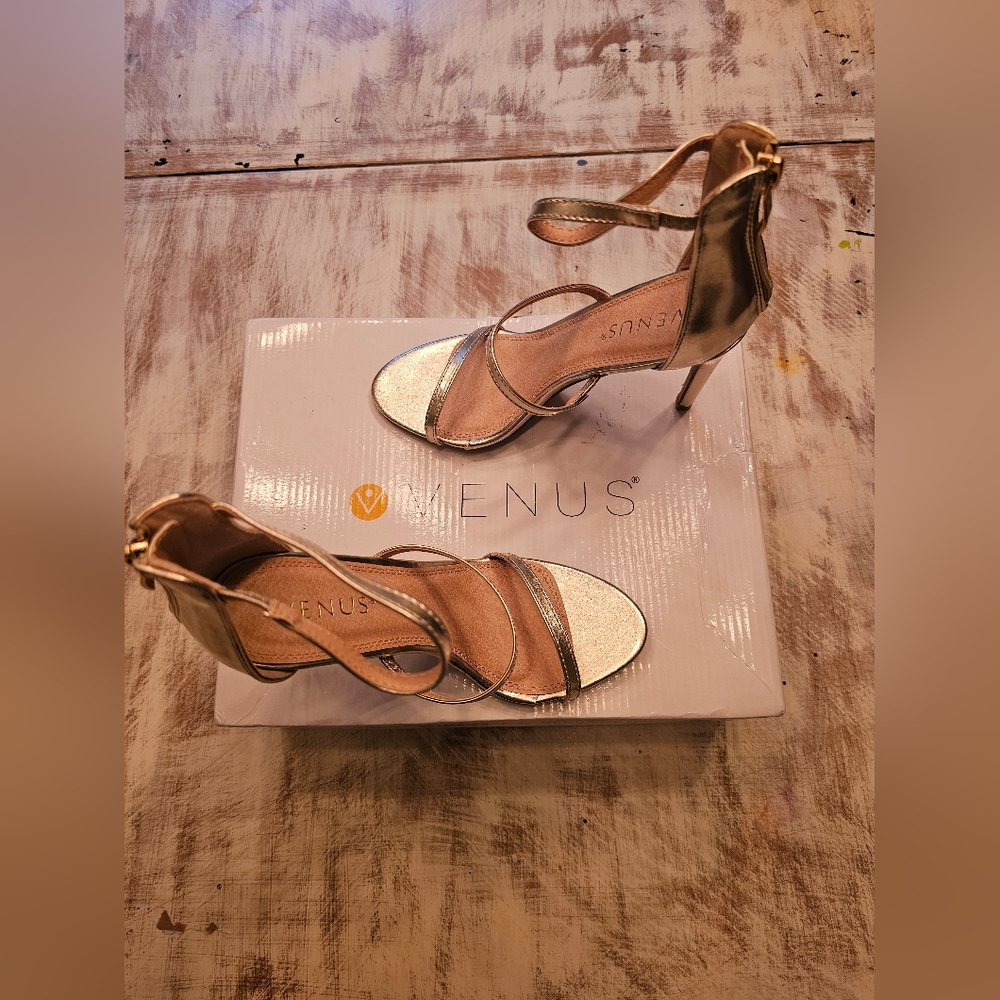 New in Box Gold Venus Heels size 7